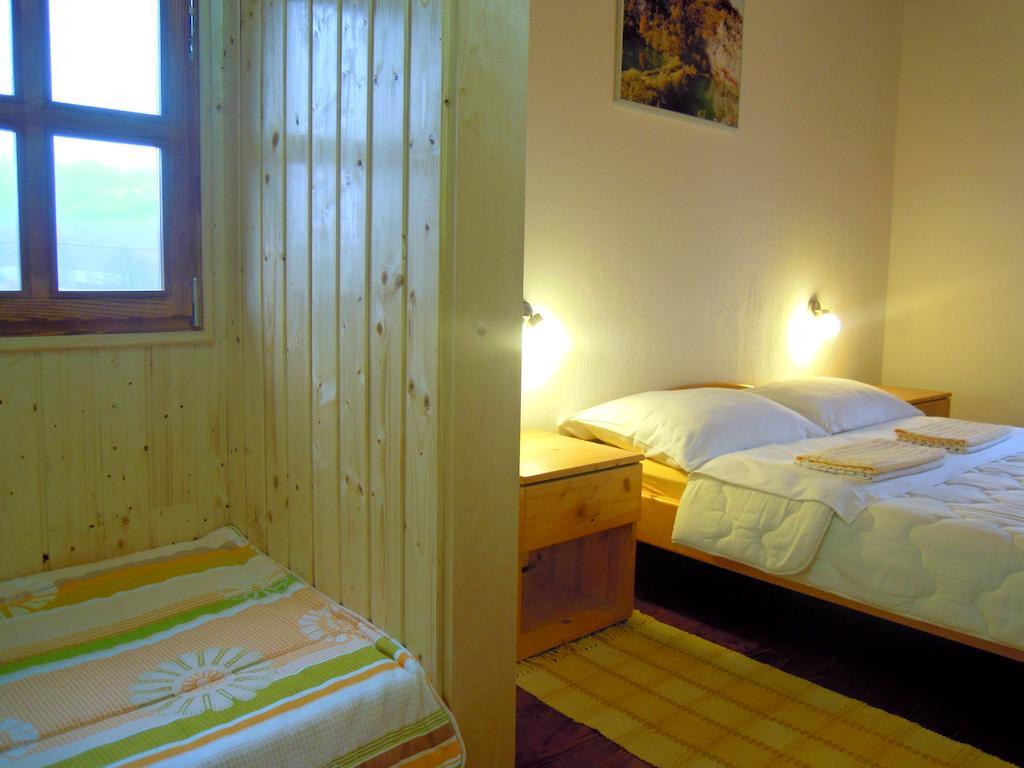 Wooden House Nela Near Plitvice Lakes Смолянац Стая снимка